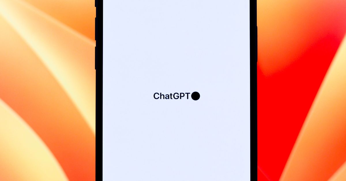 Tela do ChatGPT em smartphone ilustra relatório da OpenAI que coloca o português no ChatGPT como o terceiro idioma mais usado na plataforma de inteligência artificial.