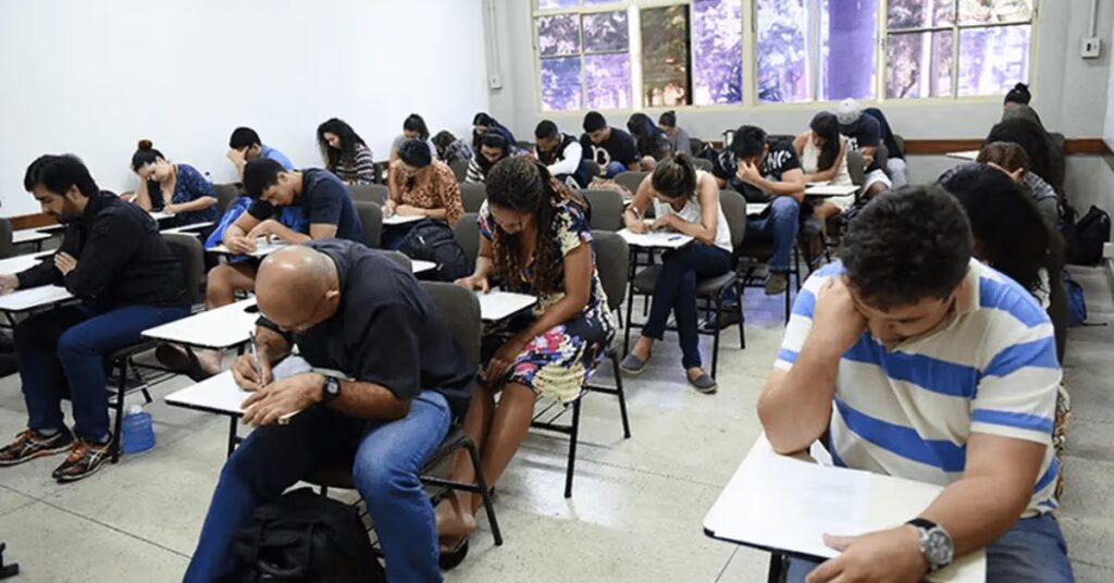 Estudantes realizam prova em sala de aula após prorrogação do prazo de inscrição do Enem 2026