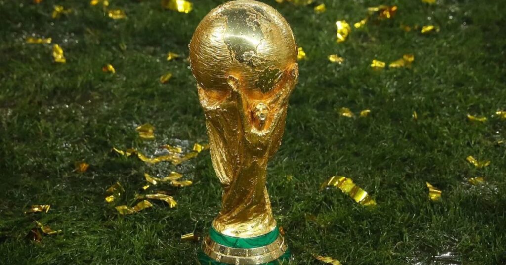 Taça da Copa do Mundo FIFA simboliza a premiação Copa 2026, que distribuirá quase R$ 4 bilhões entre 48 seleções