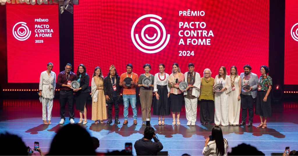 Vencedores de edições anteriores do Prêmio Contra a Fome durante cerimônia de reconhecimento a iniciativas de segurança alimentar e combate ao desperdício de alimentos.