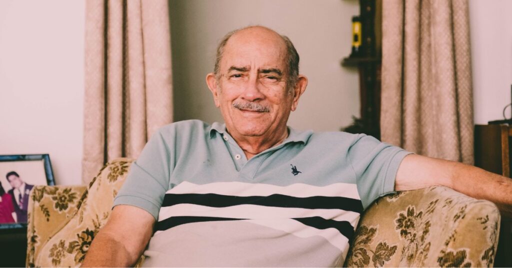 Idoso sentado em casa representa público analisado em estudo sobre probióticos e depressão
