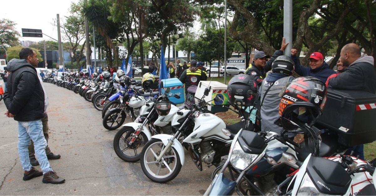 Entregadores e motociclistas participam de ação relacionada ao programa Move Brasil para financiamento de veículos de trabalho