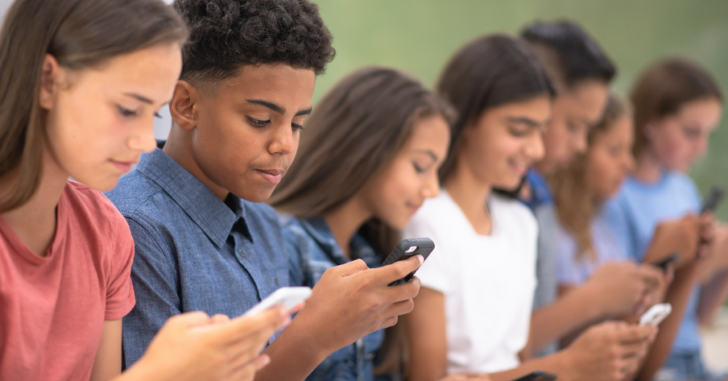 Reino Unido e Austrália adotam restrições para limitar o acesso de menores de 16 anos às redes sociais e impulsionam um novo modelo de proteção online baseado em regras para plataformas digitais.