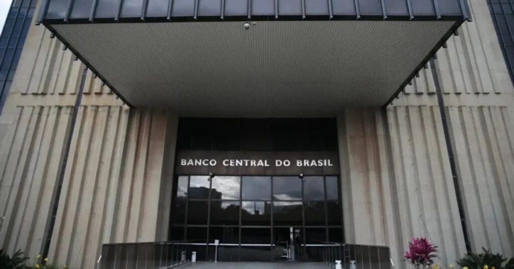 Banco Central do Brasil em Brasília após decisão do Copom sobre a queda da taxa Selic para 14,25% ao ano