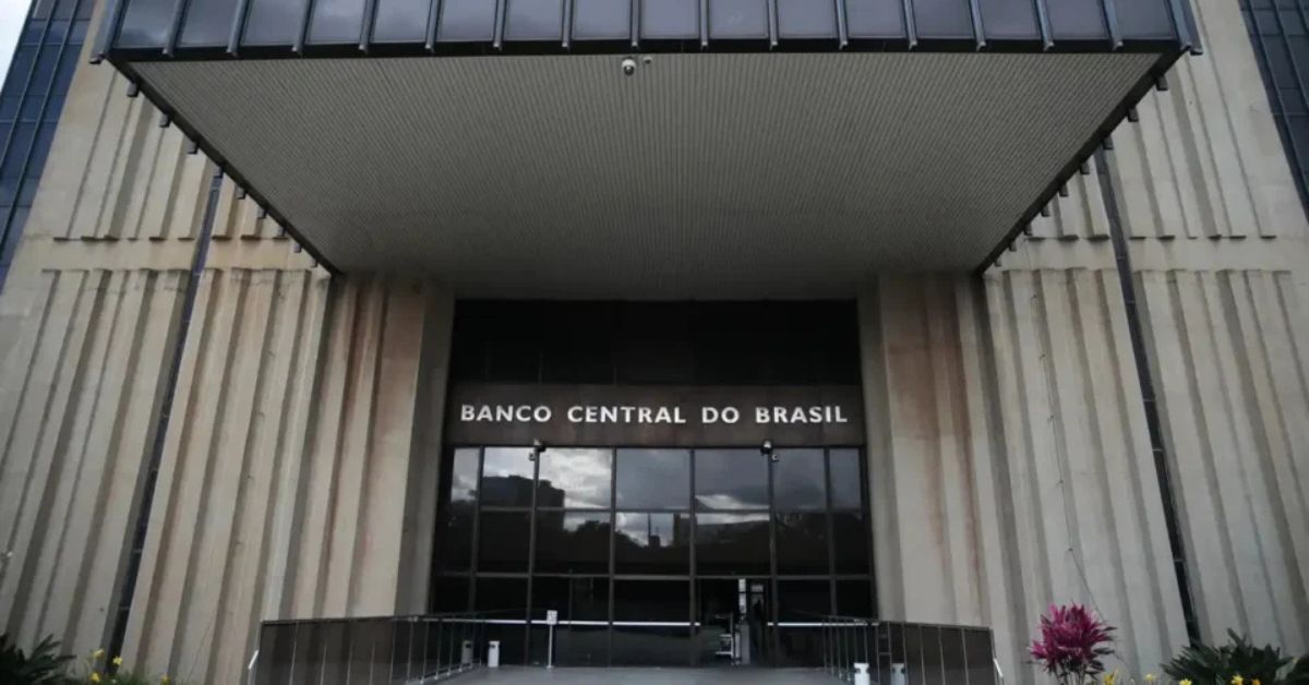 Banco Central do Brasil em Brasília após decisão do Copom sobre a queda da taxa Selic para 14,25% ao ano