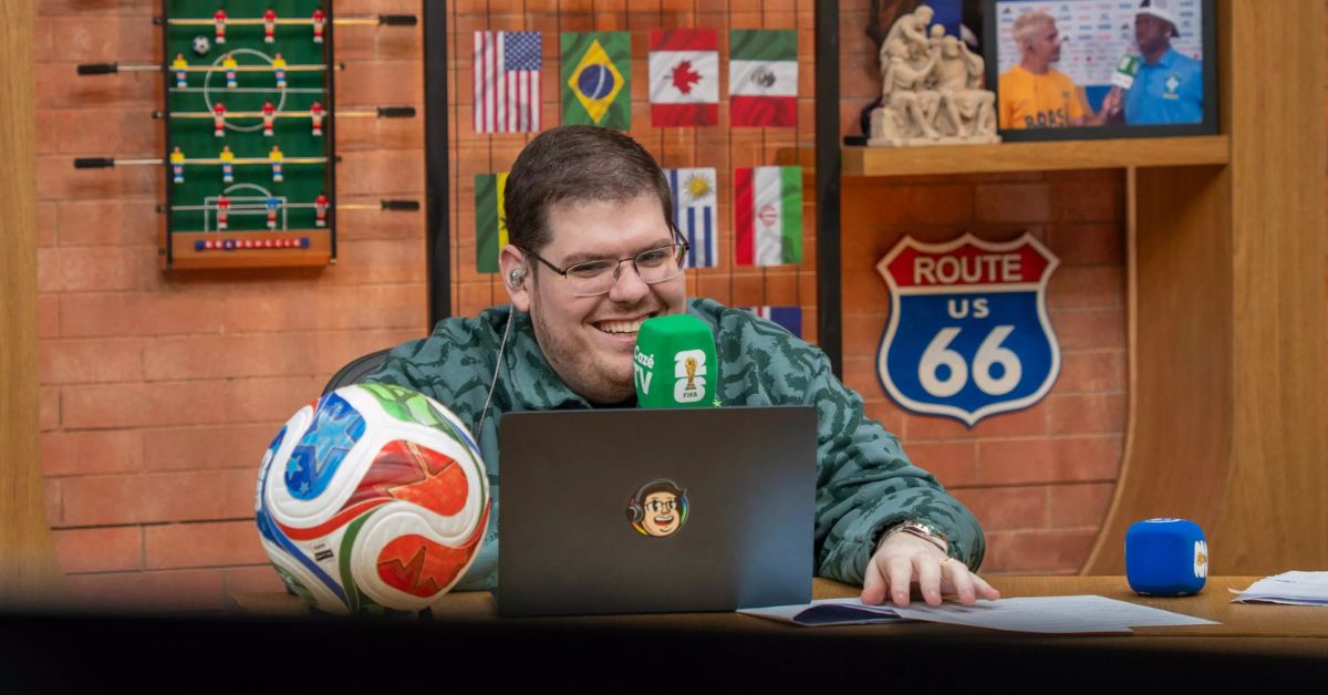 Apresentador da CazéTV durante transmissão da Copa do Mundo de 2026 que registrou recorde mundial de audiência no YouTube