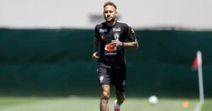 Recuperação de Neymar ganha sinal positivo após volta ao gramado em treino da seleção