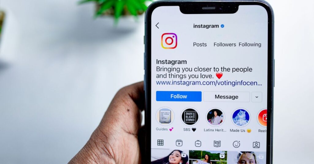 Tela do Instagram em smartphone ilustrando a nova função para reorganizar posts no Instagram e organizar a grade do perfil sem apagar publicações.