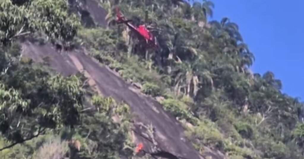 Helicóptero do Corpo de Bombeiros realiza resgate em montanha no Rio de Janeiro durante operação aérea para retirar escalador ferido em área de difícil acesso no Cosme Velho.
