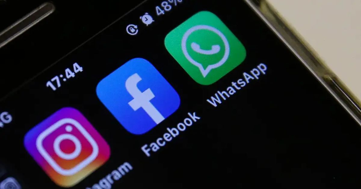 Ícones do Instagram, Facebook e WhatsApp em smartphone ilustram a responsabilização das big techs definida pelo STF para conteúdos ilegais publicados nas plataformas.