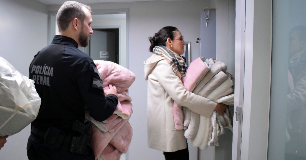 Polícia Penal de Santa Catarina entrega mantas produzidas em projeto de ressocialização pelo trabalho ao Hospital Regional de São José para uso de recém-nascidos.