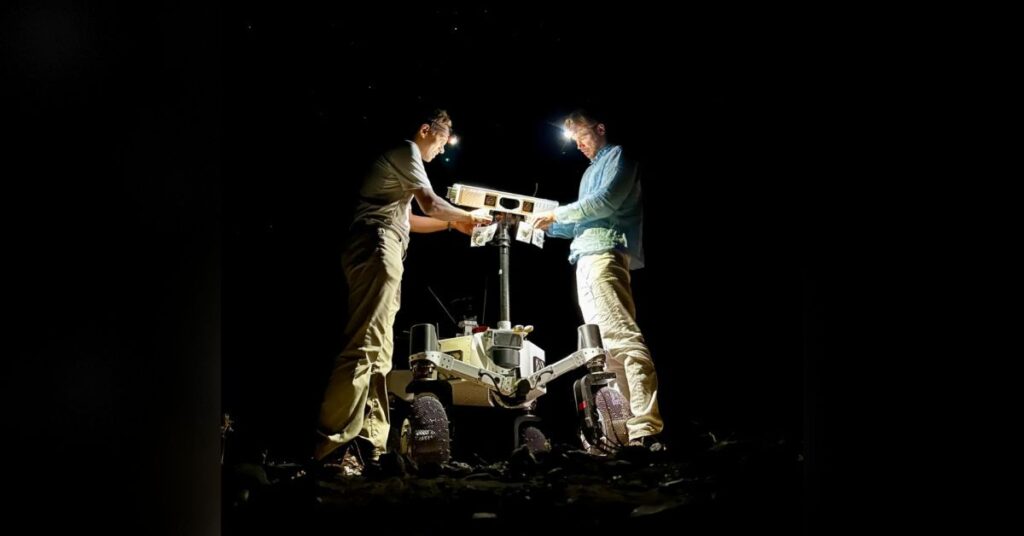 Robô autônomo da NASA Ernest durante testes de navegação em ambiente desértico para futuras missões na Lua e em Marte