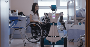Robô hospitalar usa músculos artificiais para auxiliar pacientes e equipes de saúde na Itália