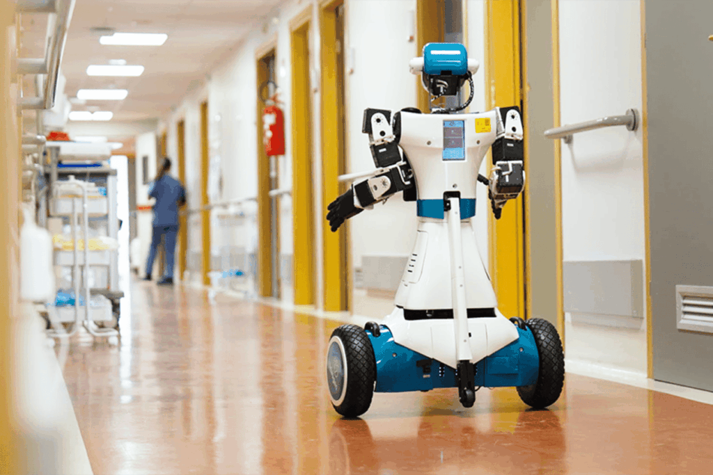 Robô hospitalar equipado com a tecnologia SoftHand realiza movimentos delicados e entrega objetos aos usuários.