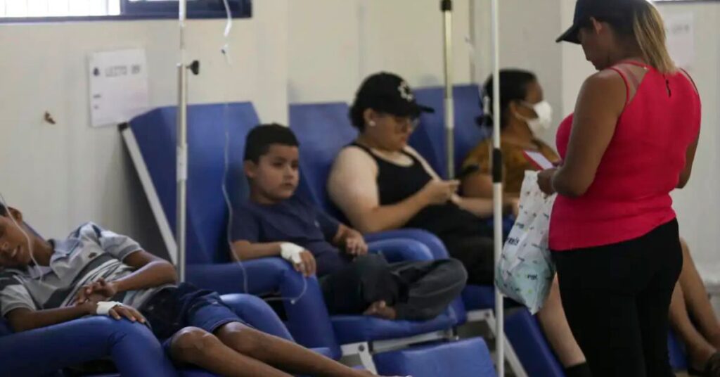 Pacientes aguardam atendimento em unidade de saúde do SUS durante implementação da política de segurança do paciente no Brasil.