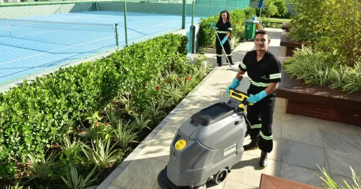 Colaboradores da Singular Serviços realizam atividades de facilities durante operação em condomínio; empresa promove feirão com 500 vagas no Ceará