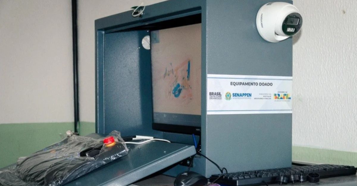 Equipamento de raio-X instalado no sistema prisional do Ceará como parte do programa Padrão Segurança Máxima para reforçar a fiscalização nas unidades prisionais.