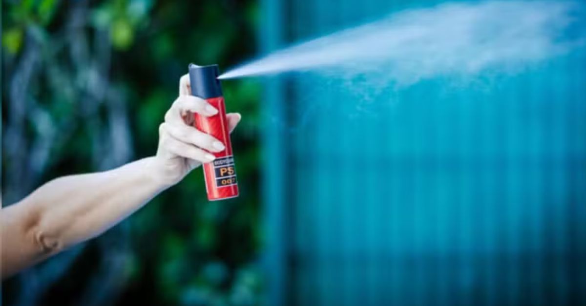 Mulher utiliza spray de pimenta para mulheres durante demonstração de dispositivo de defesa pessoal previsto em projeto aprovado pelo Senado.