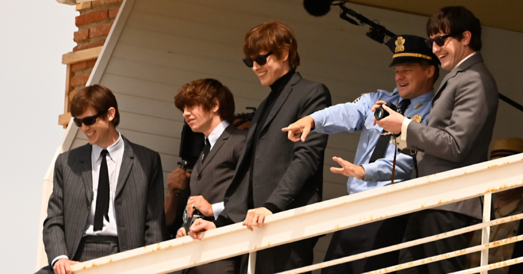 Os atores Paul Mescal, Harris Dickinson, Joseph Quinn e Barry Keoghan recriaram a passagem dos Beatles pelo Hotel Deauville, em Miami, durante as gravações da quadrilogia dirigida por Sam Mendes.