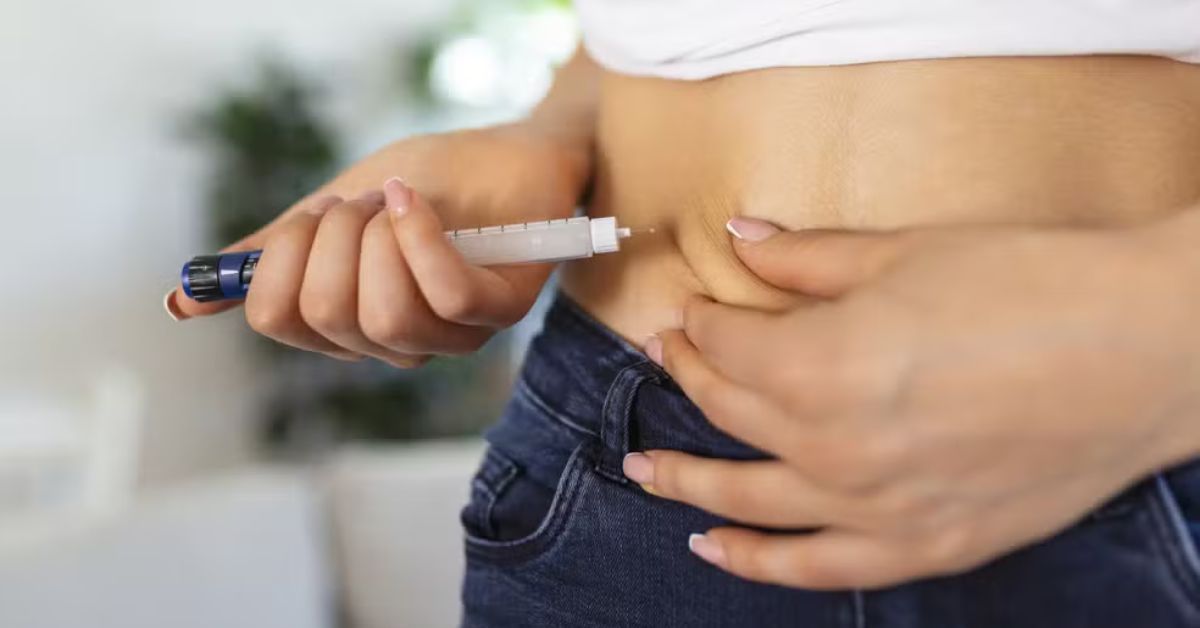 Pessoa utilizando caneta injetável em tratamento da obesidade com foco em saúde metabólica e redução da gordura corporal