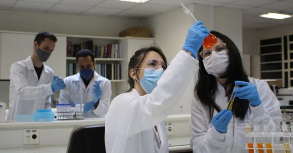 Pesquisadores da USP analisam tecnologia com RNA terapêutico para tratamento de psoríase e vitiligo em laboratório.