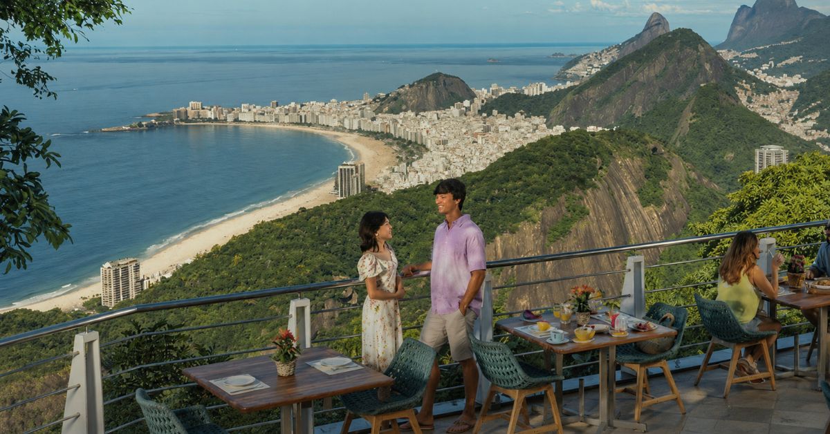 Turistas observam a vista do Rio de Janeiro, um dos destinos mais procurados por turistas chineses no Brasil e destaque do turismo internacional.