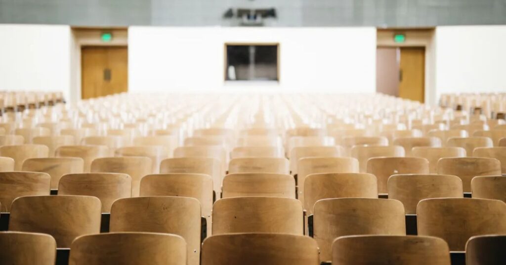Universidades brasileiras no ranking mundial: auditório universitário representa o avanço de instituições federais entre as melhores do mundo.