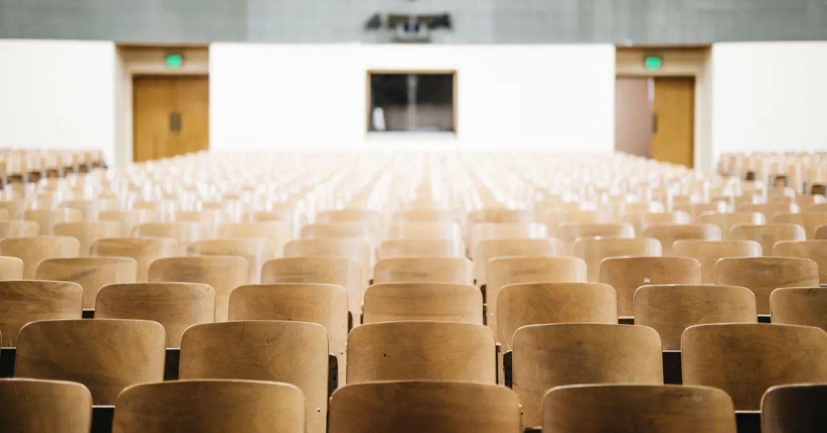 Universidades brasileiras no ranking mundial: auditório universitário representa o avanço de instituições federais entre as melhores do mundo.