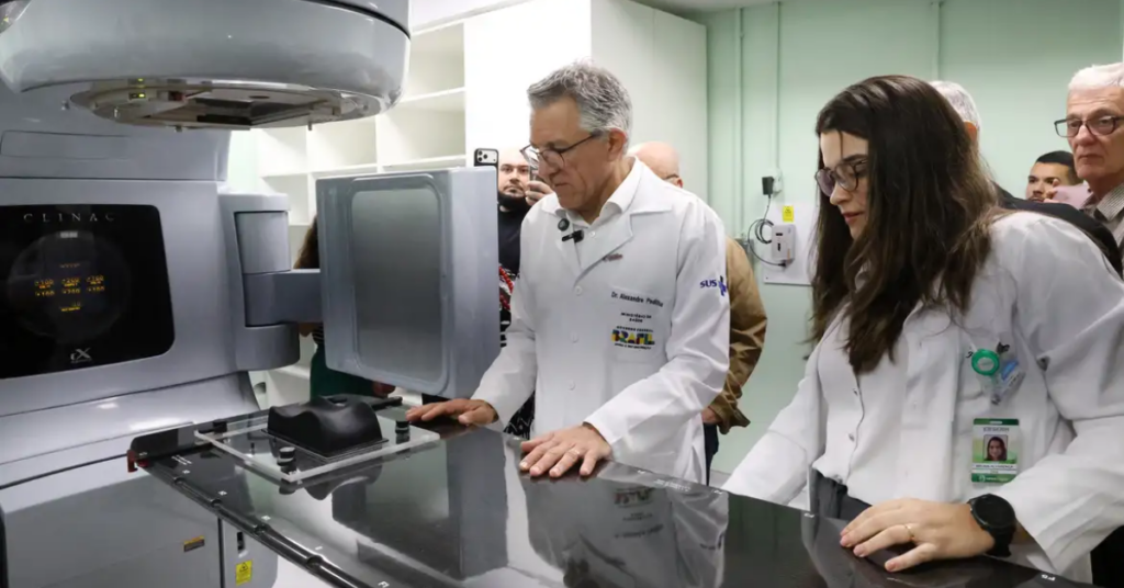 UTI Inteligente do SUS começou a operar no Hospital Universitário Clementino Fraga Filho, no Rio de Janeiro, utilizando inteligência artificial para apoiar decisões médicas e agilizar o atendimento de pacientes graves.