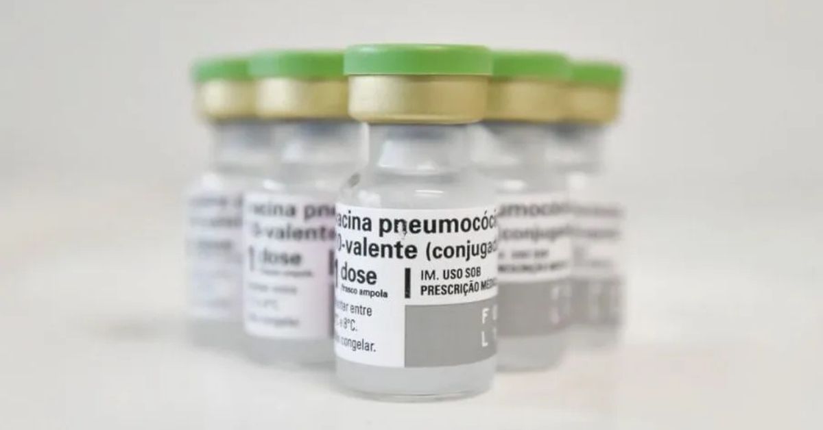Frascos da vacina pneumo 20 no SUS, imunizante que amplia a proteção de crianças contra meningite pneumocócica e pneumonia infantil.