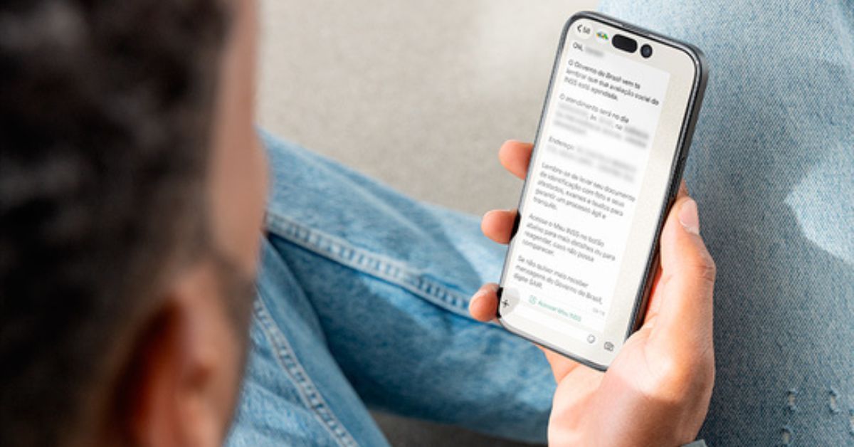 Beneficiário consulta mensagem oficial do INSS no WhatsApp com informações sobre perícia social do BPC.