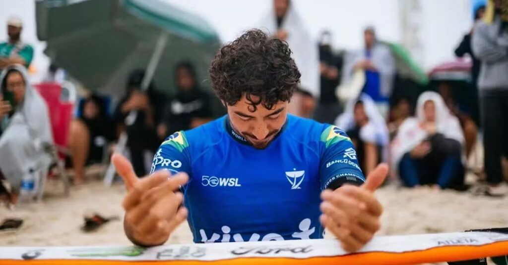 Yago Dora campeão comemora vitória na etapa de Saquarema da WSL após assumir a vice-liderança do ranking mundial.