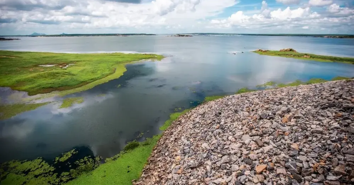 Maior reservatório do estado, o Castanhão faz parte do planejamento que organiza o uso da água dos açudes do Ceará para abastecimento e atividades produtivas.