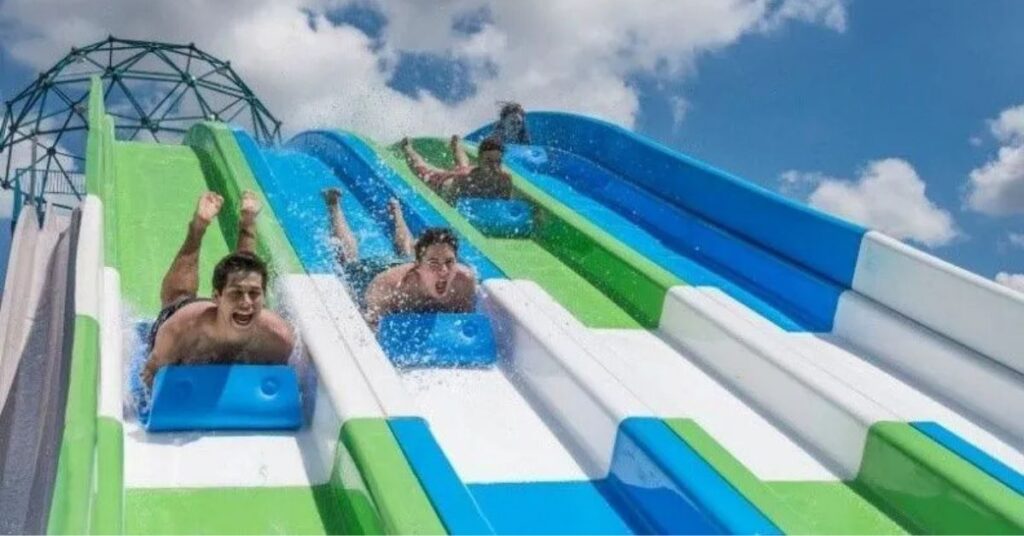 Estudantes descem em toboáguas do parque aquático Wet'n Wild durante a campanha Aluno Nota 10, que oferece entrada gratuita para quem tirou nota 10 ou conceito A.