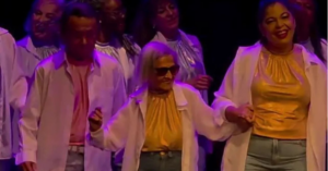 Bailarina de 98 anos vence em Joinville após começar a dançar aos 95