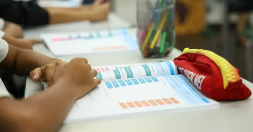 Projeto aprovado pelo Senado pode levar a educação financeira nas escolas para a Lei de Diretrizes e Bases da Educação, fortalecendo a presença do tema ao longo da formação dos estudantes.