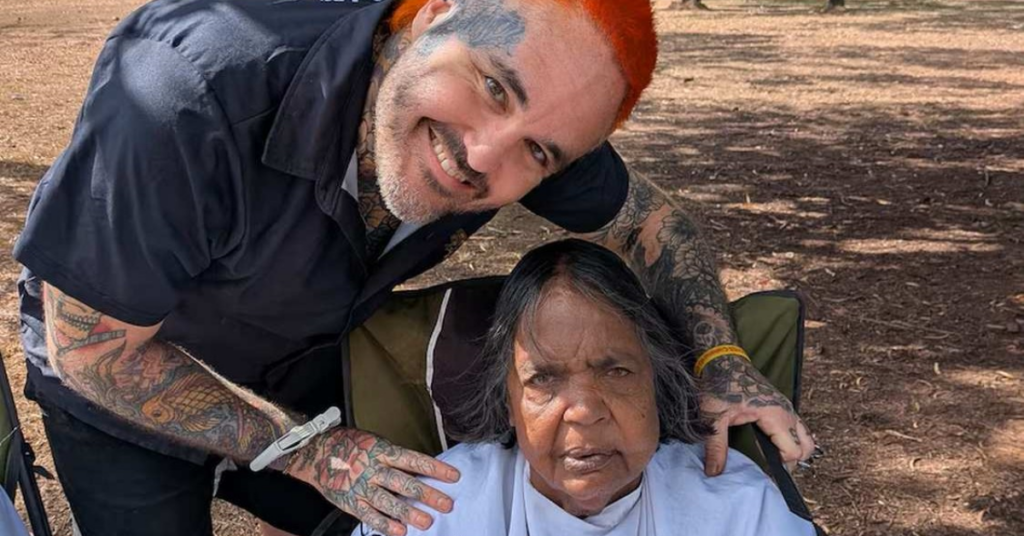 O barbeiro Jon James levou oficinas de corte de cabelo a uma ilha isolada da Austrália e formou novos profissionais na comunidade.