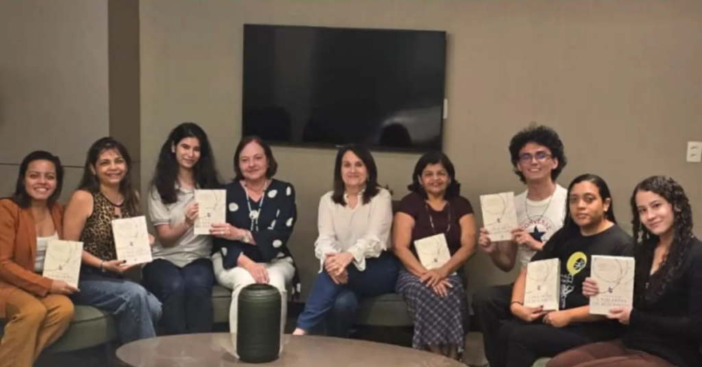 Clube do Livro da Fundação Beto Studart reuniu participantes em Fortaleza para discutir A Bailarina de Auschwitz e refletir sobre resiliência e saúde emocional.