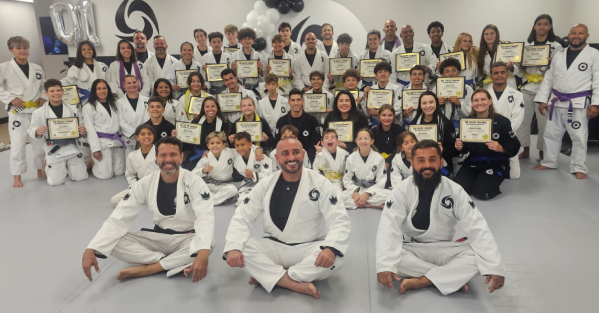 Durante as aulas, o protocolo adapta o ensino do jiu-jitsu às necessidades de cada criança, estimulando habilidades como coordenação motora, autonomia e interação social.