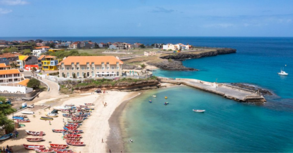 Tarrafal, na Ilha de Santiago, está entre os destinos que poderão ficar mais acessíveis aos brasileiros com a nova rota aérea para Cabo Verde.
