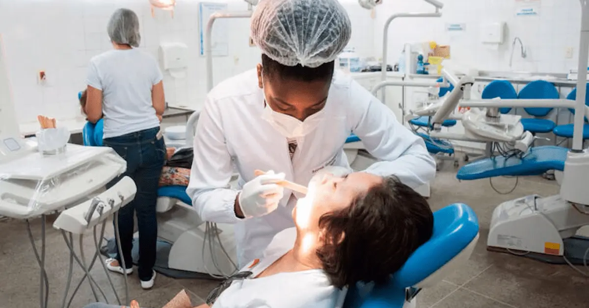 Pesquisadores da UFC desenvolvem tecnologia que amplia as possibilidades do caju na odontologia ao transformar um composto da casca da castanha em base para novos materiais dentários.