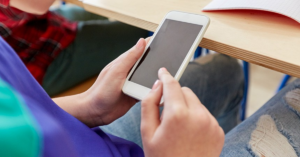 Restrição do celular reduziu agressões nas escolas, dizem 55% dos diretores