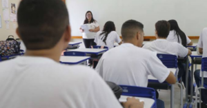 Tempo de permanência de jovens nas escolas no Ceará cresce e bate recorde histórico