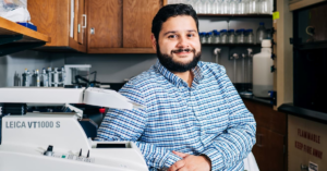 Curiosidade científica iniciada aos 13 anos leva brasileiro ao destaque internacional na neurociência
