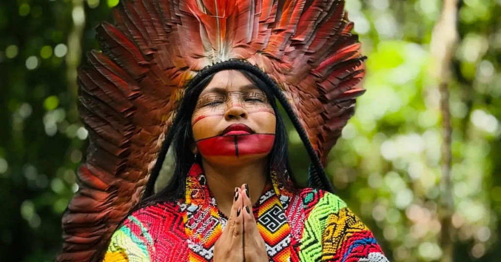 Os cocares em fotos oficiais poderão deixar de ser exceção. Projeto aprovado pela Câmara abre caminho para que indígenas não precisem retirar um dos principais símbolos de sua cultura ao tirar documentos.