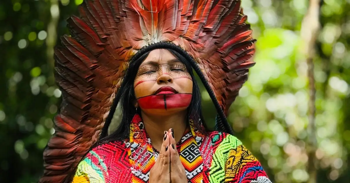 Os cocares em fotos oficiais poderão deixar de ser exceção. Projeto aprovado pela Câmara abre caminho para que indígenas não precisem retirar um dos principais símbolos de sua cultura ao tirar documentos.