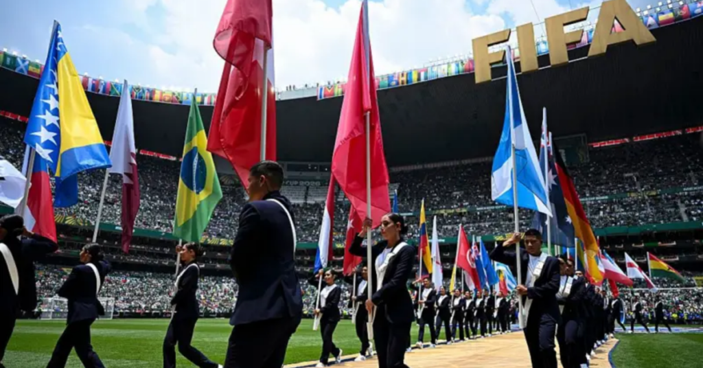 Delegações de diferentes países participam da cerimônia de abertura da Copa. A proposta de uma Copa com 64 seleções busca ampliar a presença de nações no Mundial.