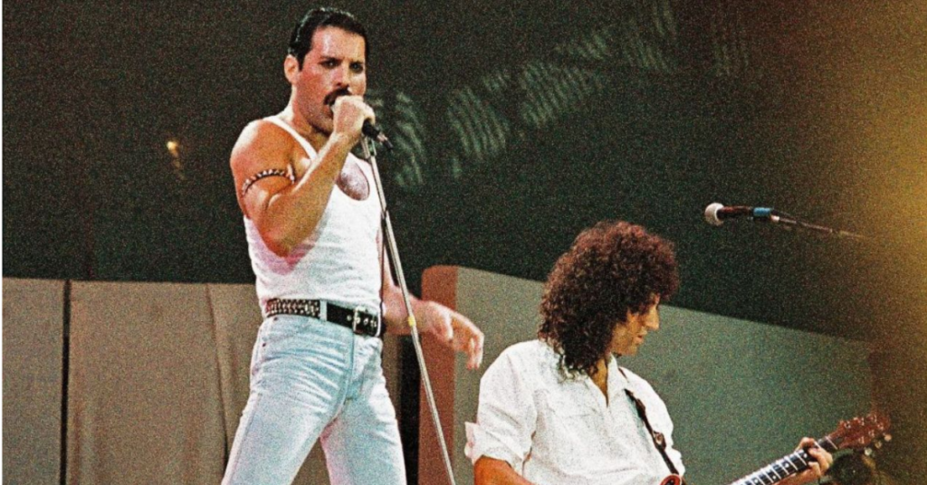 Dia Mundial do Rock: Freddie Mercury e Brian May durante a apresentação histórica do Queen no Live Aid, festival beneficente realizado em 13 de julho de 1985.