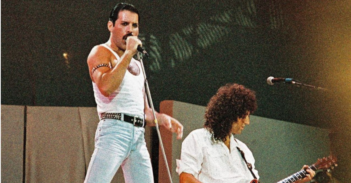 Dia Mundial do Rock: Freddie Mercury e Brian May durante a apresentação histórica do Queen no Live Aid, festival beneficente realizado em 13 de julho de 1985.