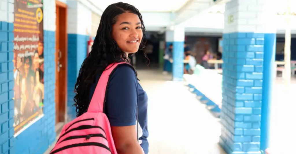Mais estudantes estão conseguindo avançar na trajetória escolar sem acumular anos de atraso na rede pública, aponta levantamento do UNICEF